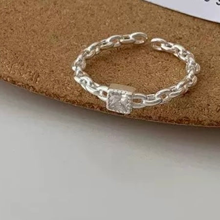 Thora Adjustable ring